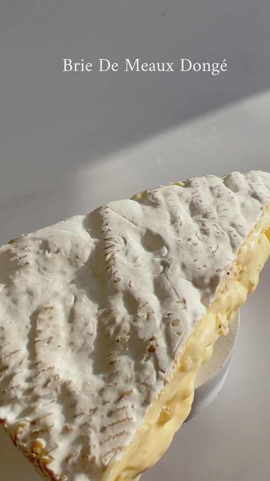 Made since 1930 by the undisputed kings of Brie de Meaux cheese: family Dongé. Rich and powerful in flavour with "mushroomy" notes.